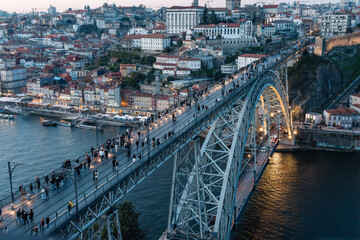 Obraz premium Dom luís i bridge, porto cityscape at dusk