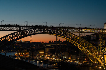 Obraz premium Dom luís i bridge spanning douro river at sunset