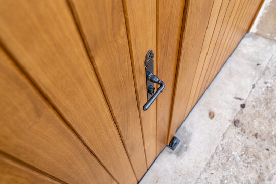 Porte coch&egrave;re fra&icirc;chement install&eacute;e sur une fa&ccedil;ade, mettant en valeur une menuiserie neuve, robuste et &eacute;l&eacute;gante dans un style architectural traditionnel.