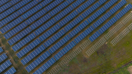 Obraz premium Outdoor solar panels, solar cell installation on the roof of the carport, energy-saving solar power generation plan.(PHOTO) 