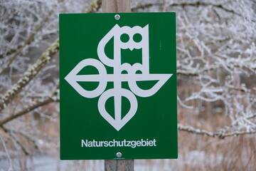 Naturschutz Gebiet Schild in der Schweiz, Natur im Winter