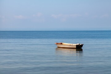 Obraz premium Peaceful Scene of a Fishing Boat Gently Drifting in Open Water