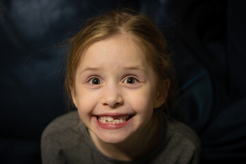 Zahnl&uuml;ckenlachen des lustigen M&auml;dchens