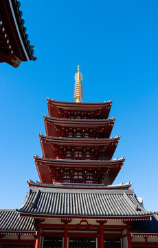 Pagoda roja japonesa en Asakusa, Tokio