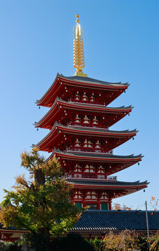 Pagoda japonesa en d&iacute;a soleado