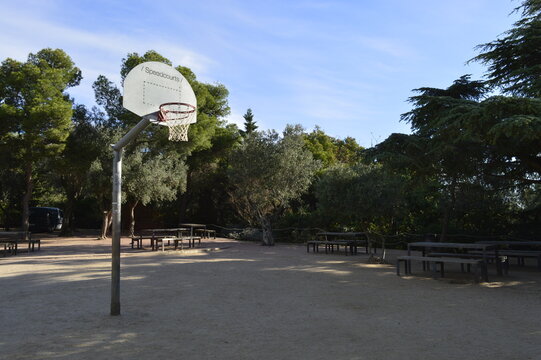 Cesta de basquete em parque
