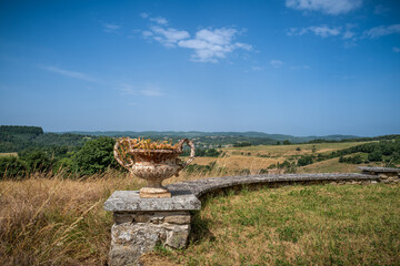 Muret et pot de fleur en campagne