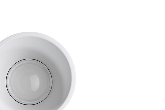 Okrągła oprawa sufitowa typu downlight do wbudowania na białym tle