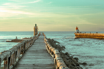 Vue sur l'estacade et le phare de Capbreton. © JeanMarc