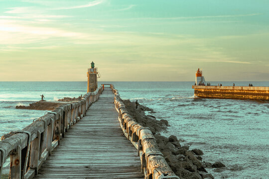 Vue sur l'estacade et le phare de Capbreton.