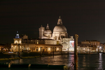 panorama nocturno de la Bas&iacute;lica de Santa Mar&iacute;a de la Salud en Venecia
