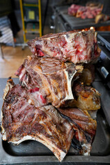 Chulet&oacute;n de ternera hecho a la brasa esperando a ser servido y comido