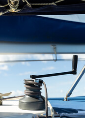 Gros plan sur une manivelle de winch install&eacute;e sur un bateau &agrave; voile.