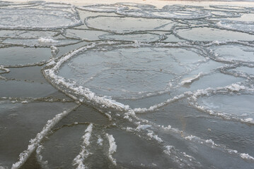 Zimowa plaża na południowym Bałtykiem, na środkowym wybrzeżu Polski.