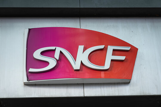 Le logo de la SNCF. Paris, 15 janvier 2026 - France.