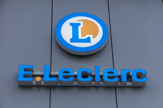 Le logo de marque de supermarch&eacute; E. Leclerc dans la rue. Paris, 15 janvier 2026 - France.