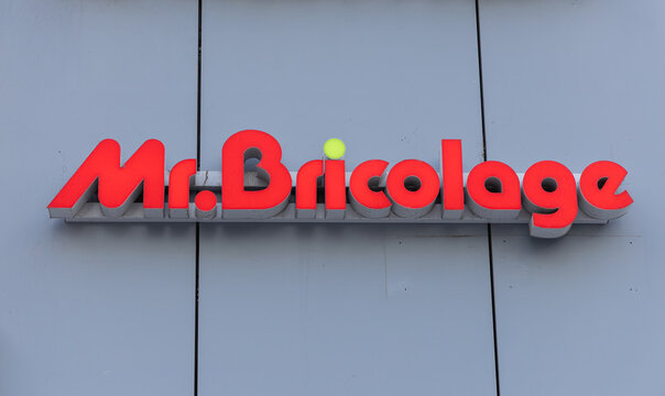 Le logo de marque de magasin Mr. Bricolage dans la rue. Paris, 15 janvier 2026 - France.