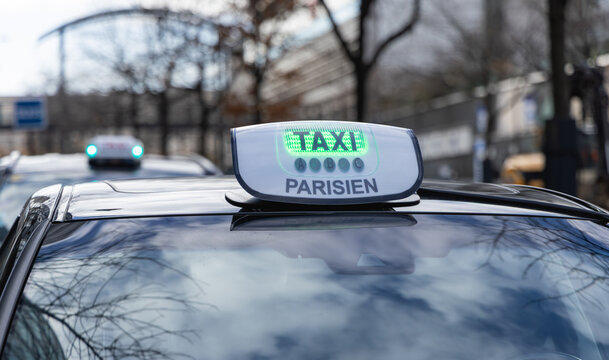 Le logo des taxis parisien dans la rue. Paris, 15 janvier 2026 - France.