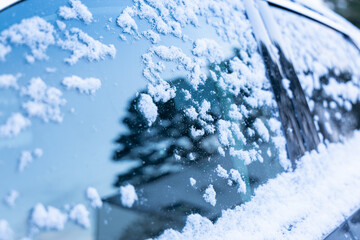 De la neige sur la vitre d'une voiture.
