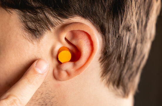 Des bouchons d'oreille utilis&eacute;s pour r&eacute;duire le bruit, install&eacute;s dans l'oreille d'une personne.