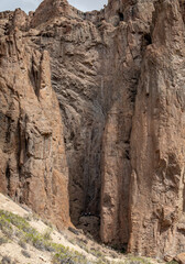 rapel deporte de ascenso que se practica en paredones de roca de formacion geologica , con sogos y equipos de seguridad 