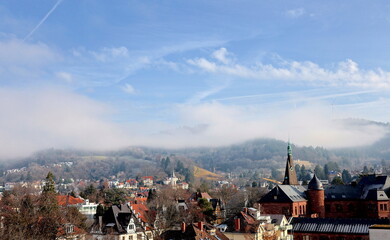 Fototapeta premium Freiburg-Herdern bei Sonne und Nebel im Winter