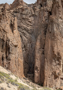 rapel deporte de ascenso que se practica en paredones de roca de formacion geologica , con sogos y equipos de seguridad 