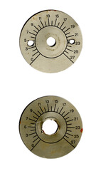 Zwei alte runde Metallskalen mit Zahlen 0&ndash;27 &ndash; Vintage Messskala