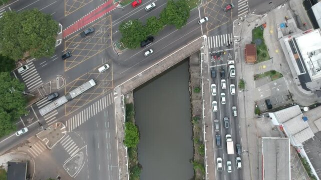 Vista superior de cruzamento urbano com tr&aacute;fego em S&atilde;o Paulo