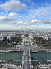 Obraz premium Vue de la tour Eiffel depuis les jardins du Trocadéro avec La Défense en arrière-plan – panorama emblématique de Paris