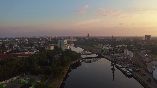 Berlin, Bezirk Spandau bei Sonnenaufgang. Aussicht auf Havel und Br&uuml;cke.