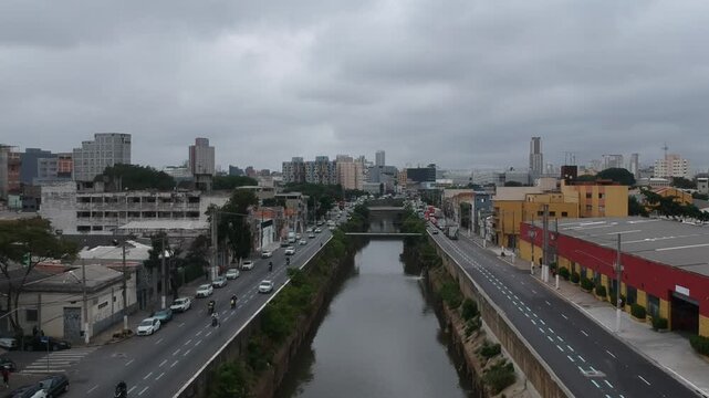 Tr&acirc;nsito intenso em avenidas e canal urbano de S&atilde;o Paulo visto por drone