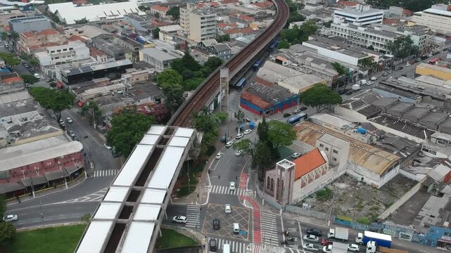 Vista a&eacute;rea de linha f&eacute;rrea urbana cruzando bairro de S&atilde;o Paulo