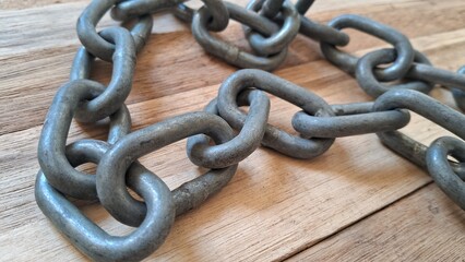 Obraz premium Rustic metal chain on wooden surface