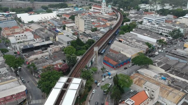 Vista a&eacute;rea de linha f&eacute;rrea urbana cruzando bairro de S&atilde;o Paulo