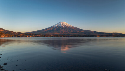 Fototapeta premium 山梨県・河口湖で朝焼けに染まる富士山が湖面に映る静かな風景