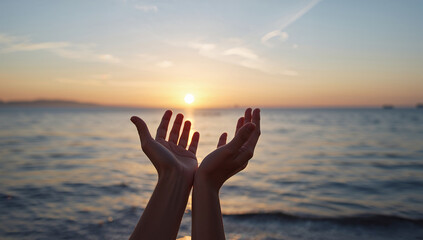 海辺の夕暮れに日本人の両手が地平線へ祈りを差し出す