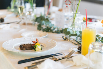 空の庭ウエディングの披露宴テーブルに並ぶ料理とテーブル装飾