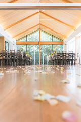 空の庭ウエディングのチャペルと床に落ちたフラワーシャワー