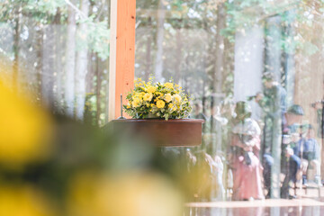 空の庭ウエディングのチャペルを彩る祭壇の花