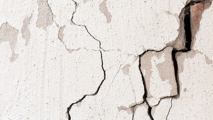 Obraz premium old plaster on the wall, adhesive for screed. wall is crumbling. surface for vintage background. Wall texture, cracked plaster, cement and brick wall, needs repair, restoration. space for text