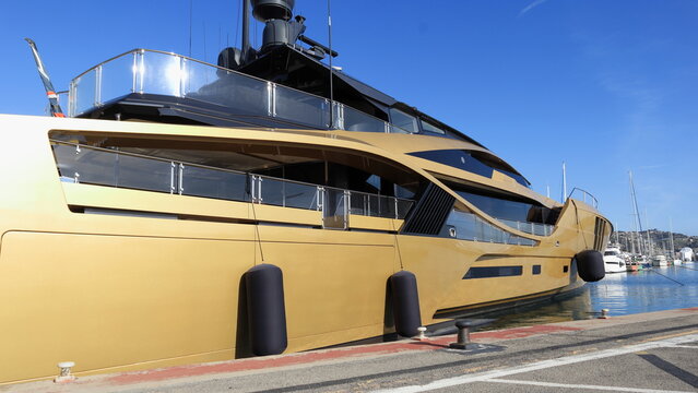 Khalilah superyacht color oro, San Remo 3 gennaio 2026 