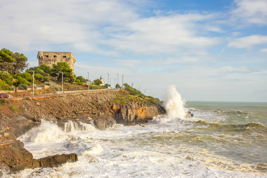 La Torre del Rey en Oropesa del Mar,  Espa&ntilde;a,  un edificio hist&oacute;rico fortificado situado en una colina junto al mar Mediterr&aacute;neo, con fuerte oleaje