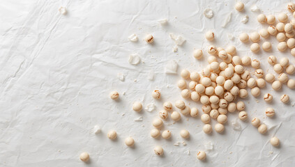 和紙の上に散らす煎り大豆、節分イメージの高キー表現