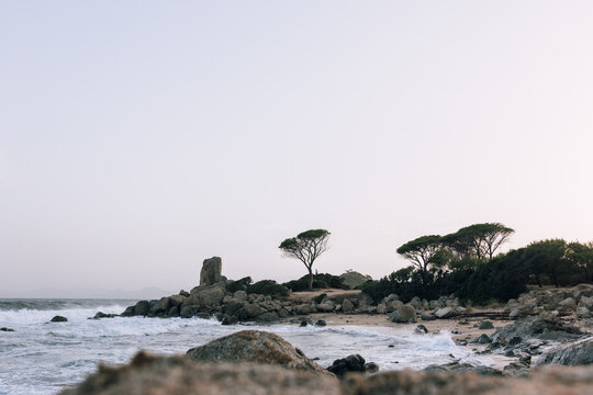 Mediterrane K&uuml;stenlandschaft in Sardinien bei Sonnenuntergang &ndash; Sommerferien am Meer