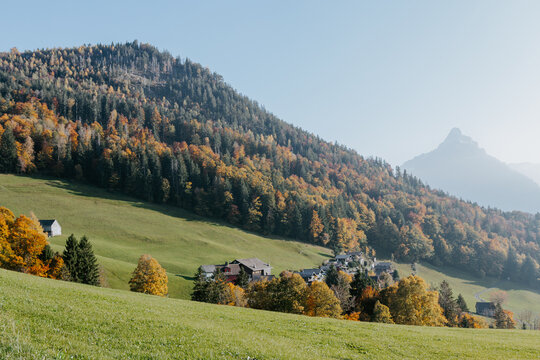 Herbstliche Schweizer Alpenlandschaft bei Amden