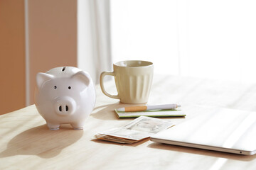 貯金箱と日本円で考える家計管理のイメージ