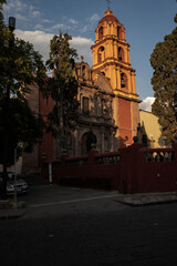 Obraz premium Oratory of San Felipe Neri church and bell tower at sunset, historic baroque architecture in San Miguel de Allende, Mexico