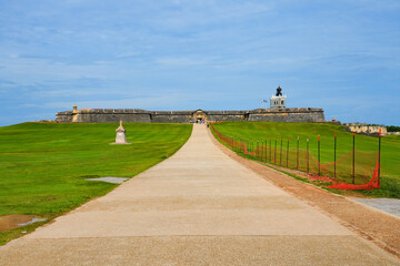 Obraz premium Walkway to the Castillo San Felipe del Morro, an ancient Spanish colonial fortress located at the entrance of the San Juan Bay in Puerto Rico