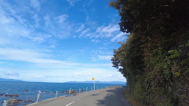 [4K] Driving Along Natsudomari Peninsula Coast: Scenic View of Mutsu Bay and Blue Sky in Aomori 【4K】夏泊半島の海岸線をドライブ：陸奥湾の青い海と空、岩場が続く爽快な車窓風景素材 撮影日：20251010-1

